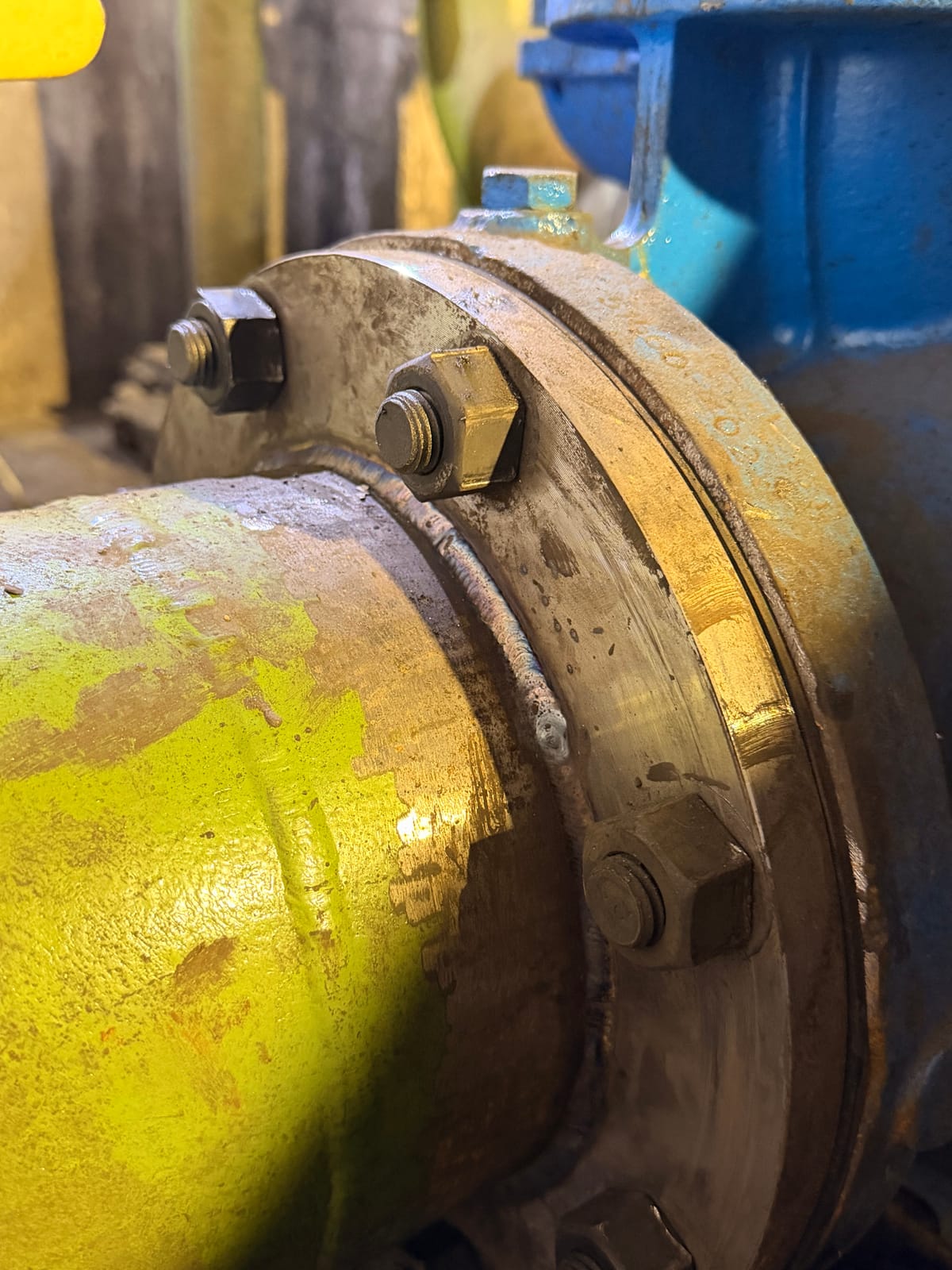 Bolted flange joint on the large diameter pipework