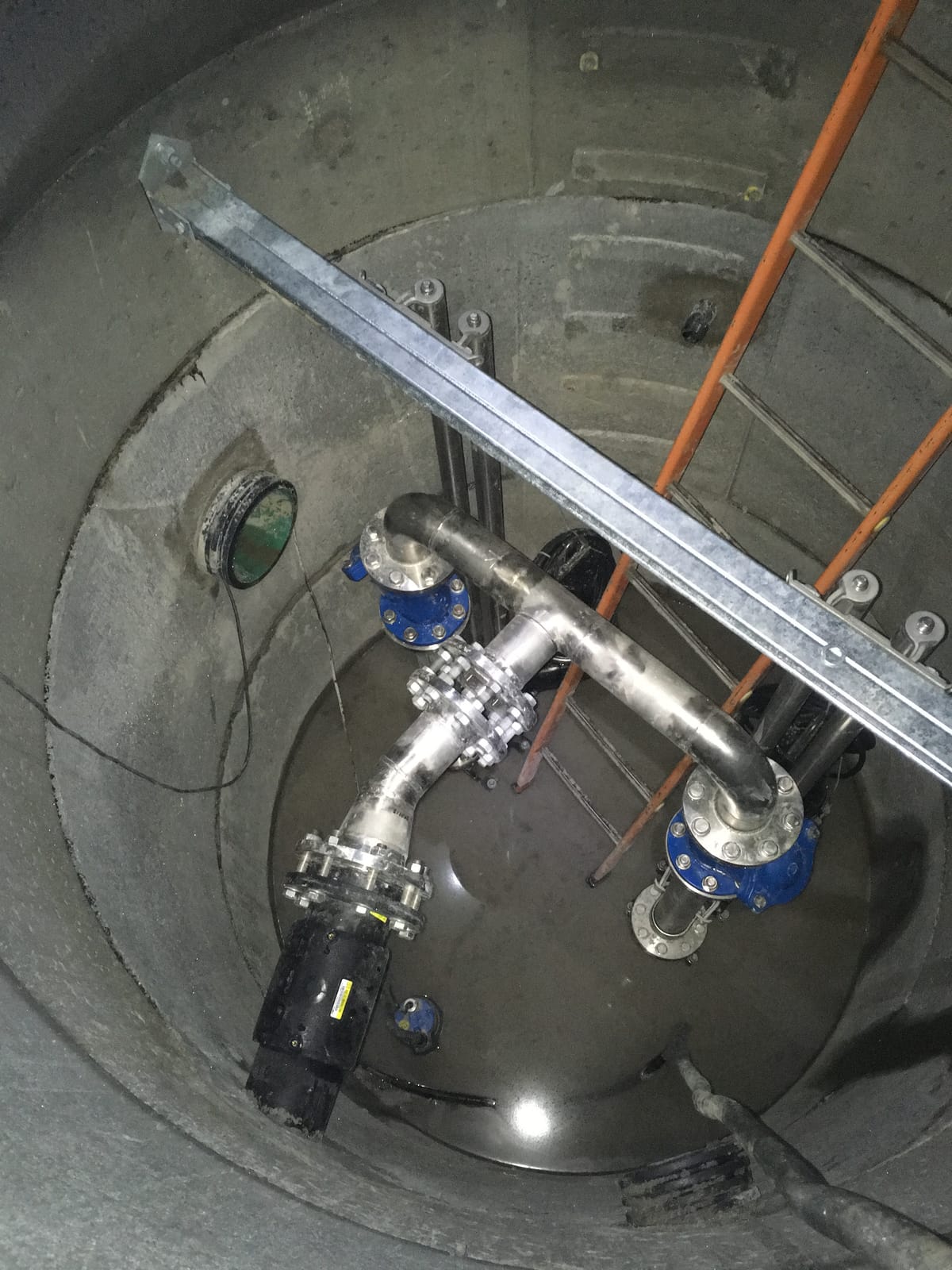 Stainless hydrant tee and valves set into a concrete chamber
